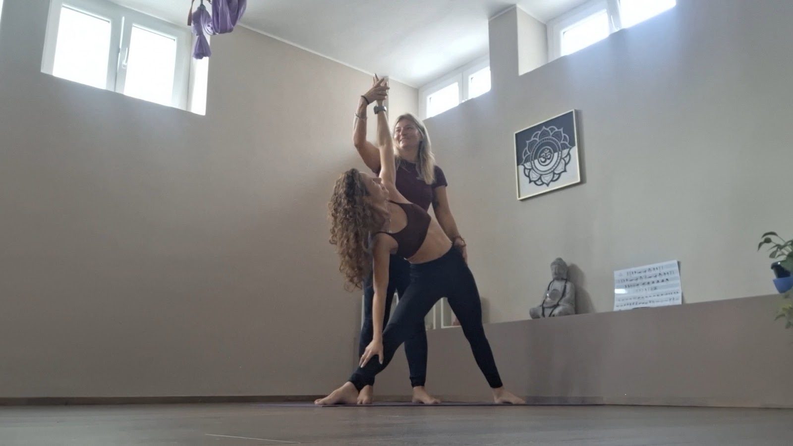 Valentina Koller accompagna un'allieva durante la pratica di yoga